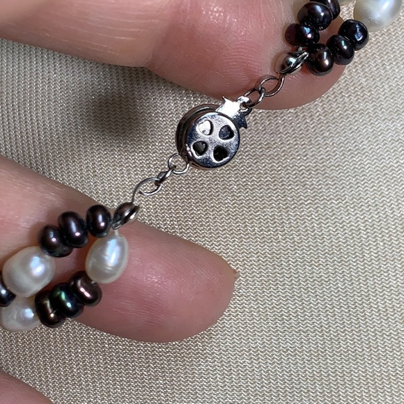 Lovely vintage two toned double strand genuine pearl necklace. - Picture 7 of 17